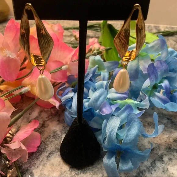 ♥️BRAND NEW Elegant 18k Gold plated White pearl Drop Earrings. Bloomingdale’s. - Picture 3 of 5